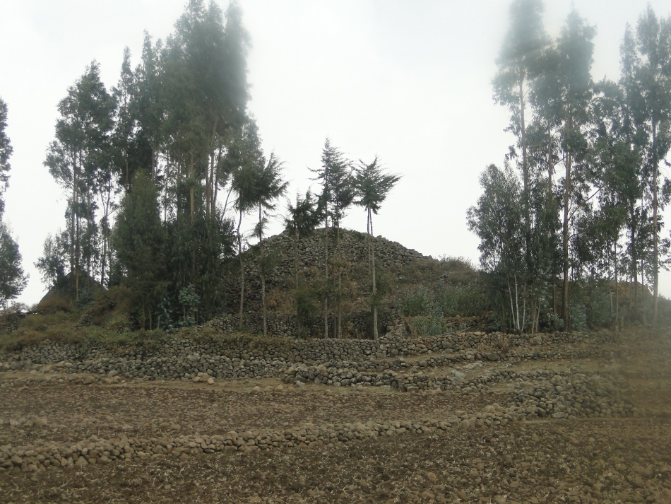 Qirqos Gur, sample tumulus in the Central Highlands. 