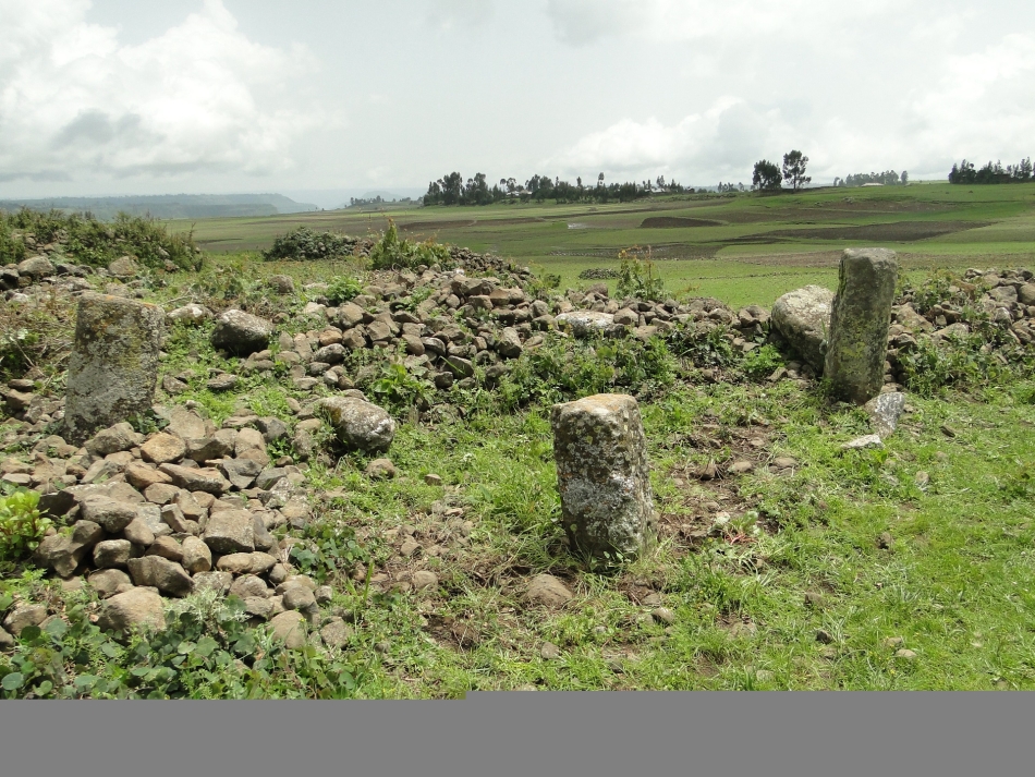 Sayǝṭān Gur, Menz Lalo Woreda. This site comprises a tumulus, pillars, a platform and a series of enclosures. This site is in the priority list of future archaeological undertakings in the region.